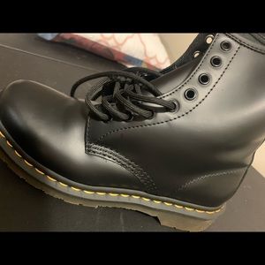 Women’s 1460 smooth leather doc martens.